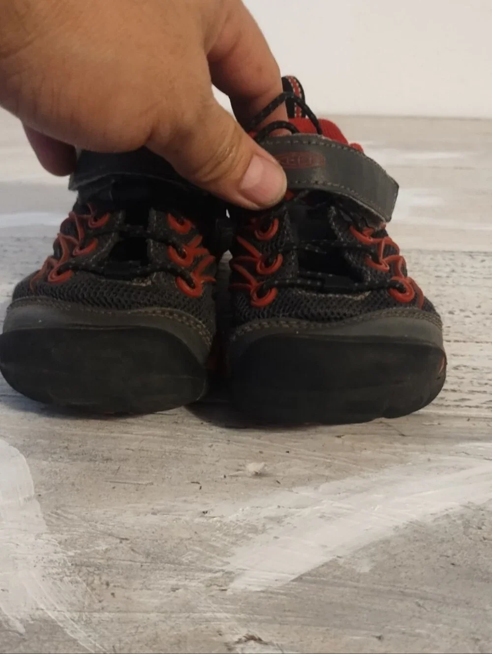 Keen kids u.s.a size 10 Chandler Sneakers Black and Red (UK kids size 9) some